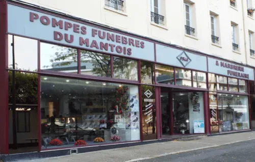 Façade et vitrine de l'agence des Pompes Funèbres du Mantois et marbrerie.